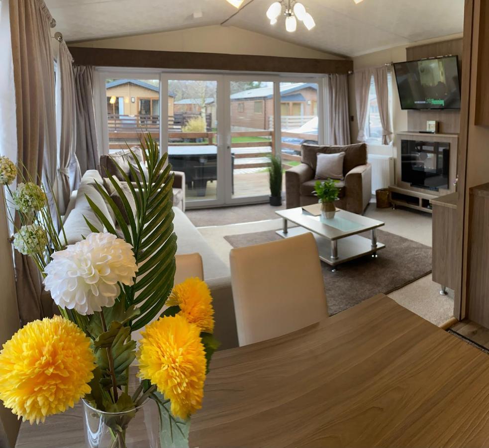 Hazel Oaks, Beautiful Lodge With Hot Tub - Sleeps 6 - Felmoor Park Morpeth Extérieur photo