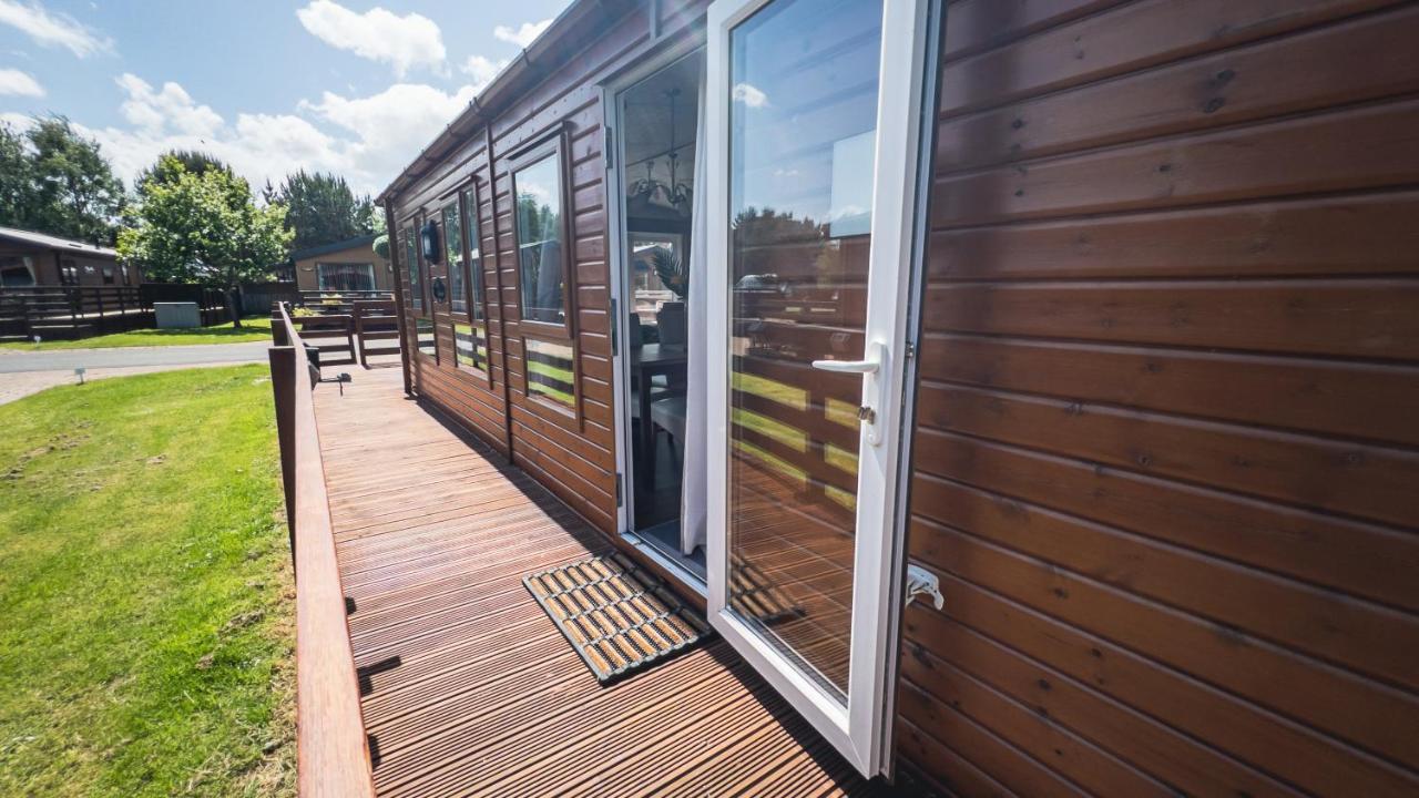 Hazel Oaks, Beautiful Lodge With Hot Tub - Sleeps 6 - Felmoor Park Morpeth Extérieur photo