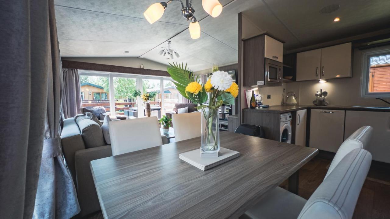 Hazel Oaks, Beautiful Lodge With Hot Tub - Sleeps 6 - Felmoor Park Morpeth Extérieur photo